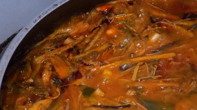 가마솥에서 끓고있는 빨간 국