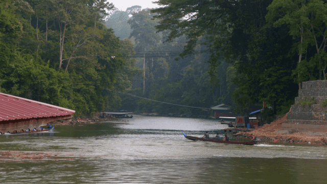 고요한 강 위의 관광객이 탄 보트