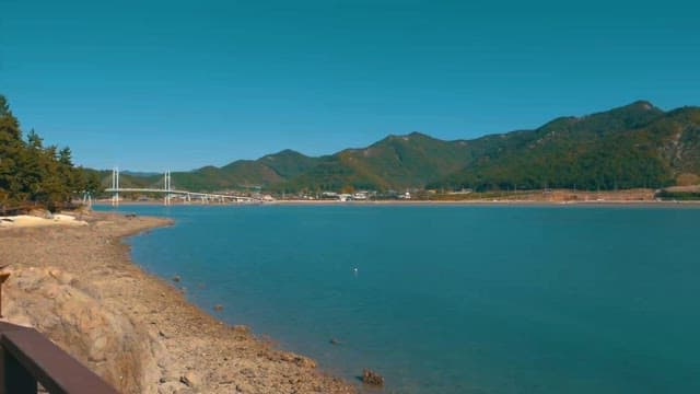 평화로운 해안 풍경과 다리 그리고 산