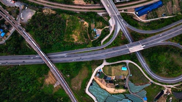 복잡한 고속도로 교차로의 항공 뷰