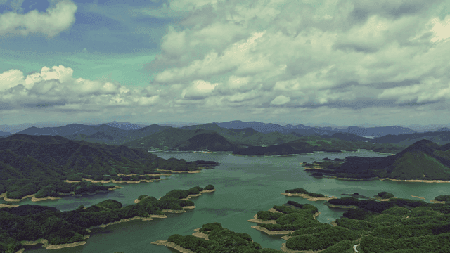 푸른 산으로 둘러싸인 넓은 호수