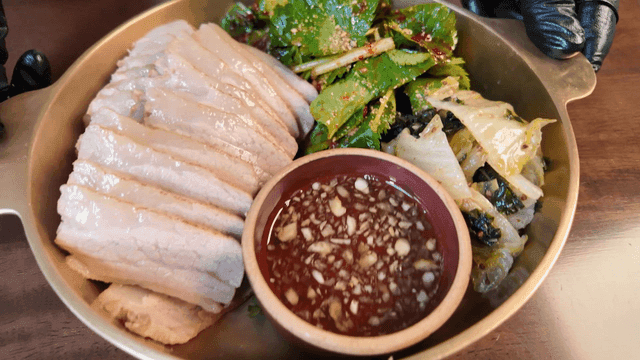 Gabri-suyuk served with vegetables