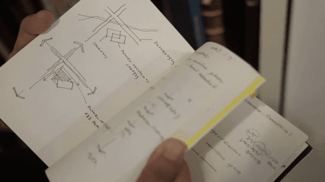 건축 도면을 드린 노트를 보는 사람