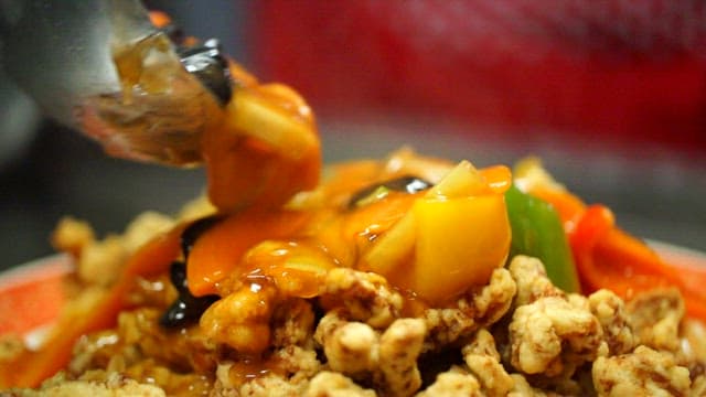 소스가 뿌려지는 바삭한 탕수육