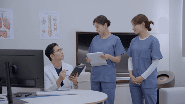 환자 진료를 논의하는 의사와 간호사