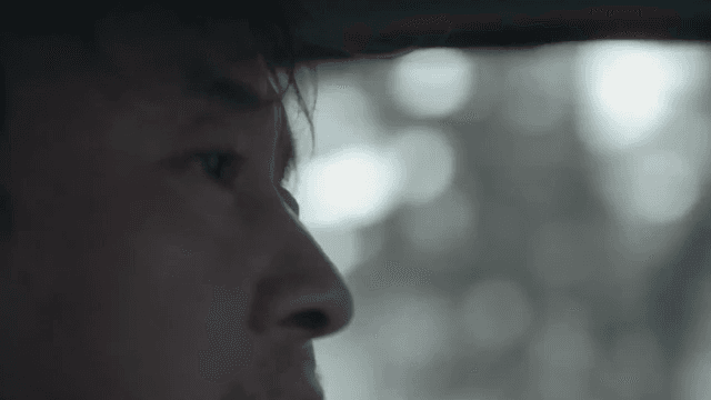 어두운 얼굴로 운전을 하는 남성