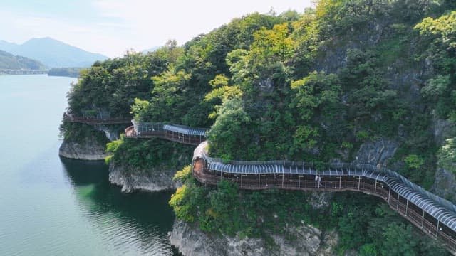 경치 좋은 강변 산책로와 고요한 강