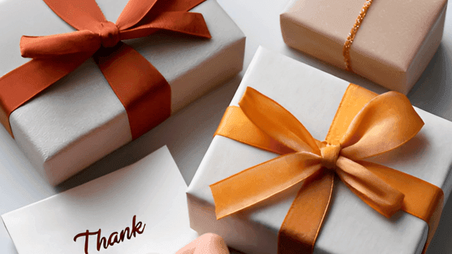 리본이 달린 선물 상자와 감사 카드