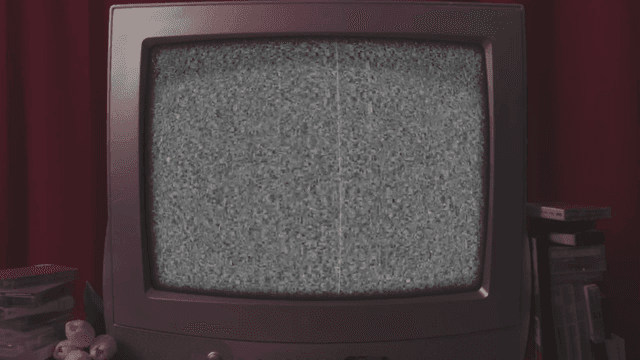 정지 화면이 있는 오래된 텔레비전