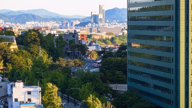 낮에서 밤으로 전환되는 도시 경관과 교통 