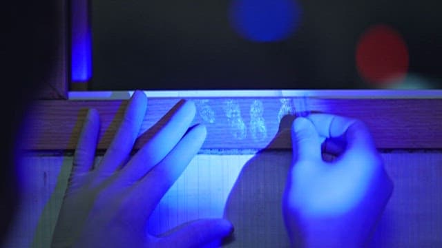 범죄 수사를 위해 범인의 지문 채취하기