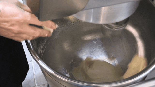 큰 반죽기에서 버터와 반죽이 섞이는 모습