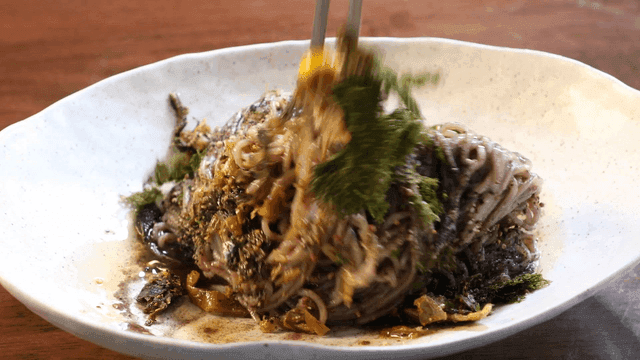 Perilla oil buckwheat noodles topped with egg and seaweed