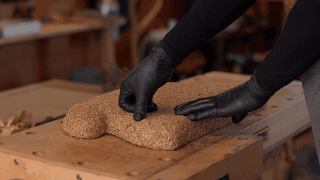 코르크 조각품을 살펴보는 장인