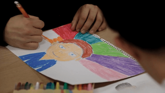 색색의 초상화를 그리는 모습