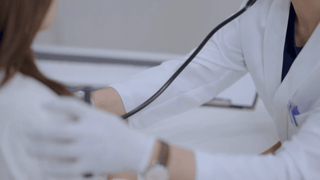 청진기로 환자를 검사하는 의사