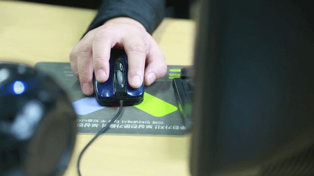 컴퓨터 마우스를 사용하는 손