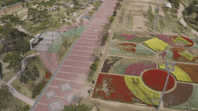 무늬 화단이 있는 강변 공원