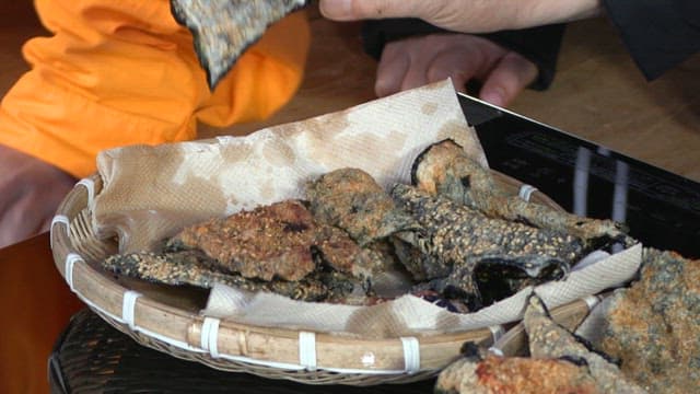 바구니에 담긴 바삭한 김 부각