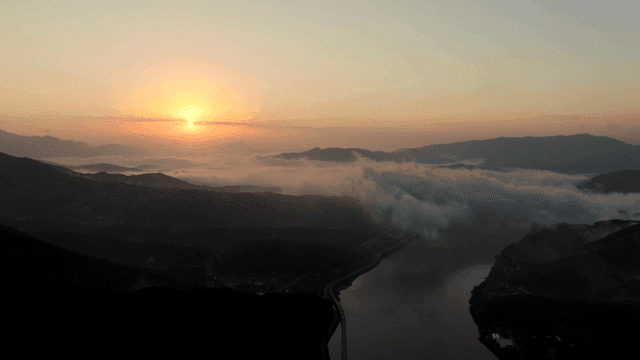 안개 낀 산과 강 위의 일출