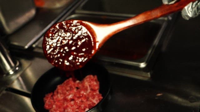 신선한 소고기를 양념에 버무려 채소와 함께 섞어 만드는 육회