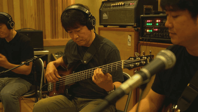 스튜디오에서 악기를 연주하는 밴드 음악가들