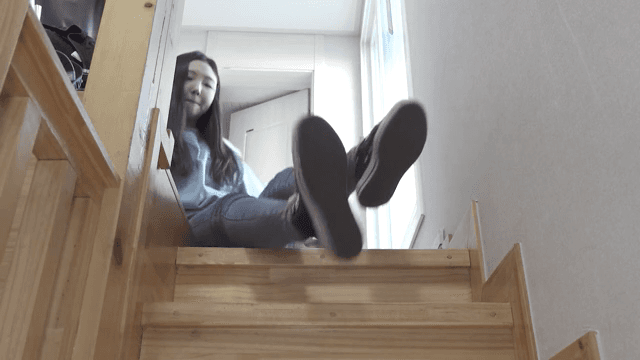 계단까지 기어가 앉는 여성