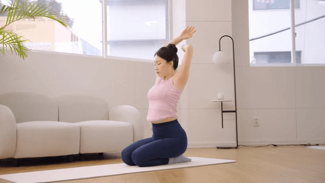 실내에서 스트레칭을 하는 여성