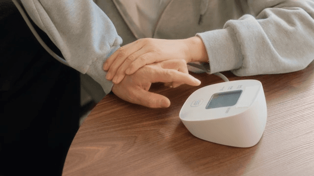 집에서 혈압을 측정하는 사람들