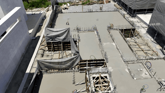 건설 현장의 콘크리트 기초작업하는 작업자