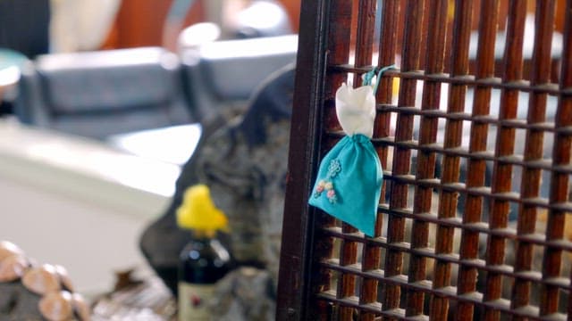 격자에 걸린 전통 한국 복주머니