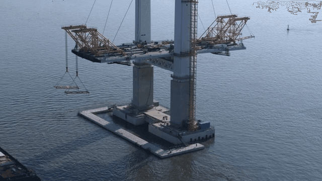 잔잔한 물 위의 다리 건설