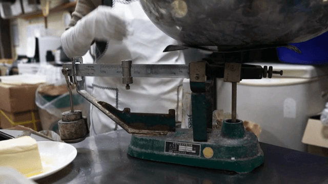 찐빵을 만드는 저울을 조절하는 모습