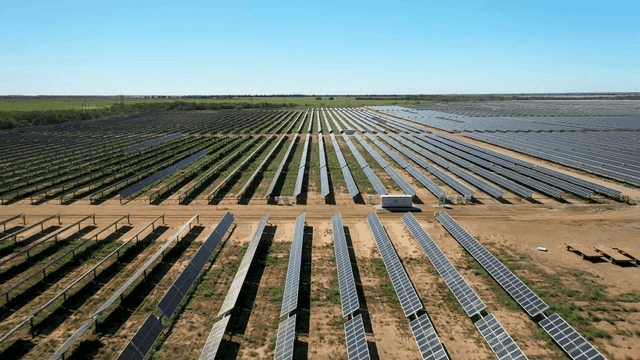 맑은 하늘 아래 펼쳐진 태양광 패널