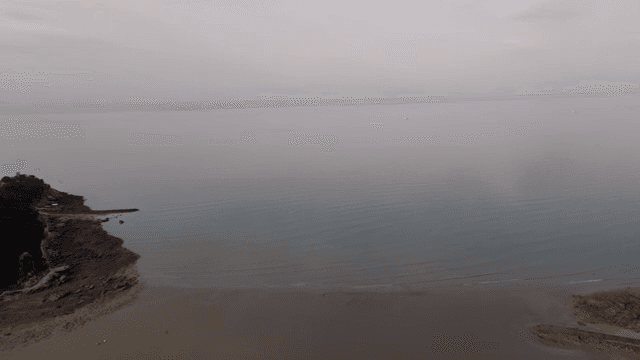 잔잔한 물결의 고요한 해변