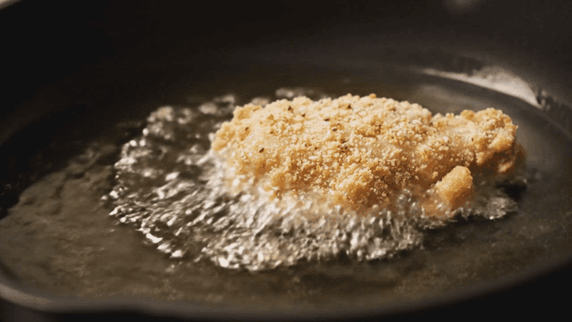 뜨거운 기름에 튀겨지는 치킨