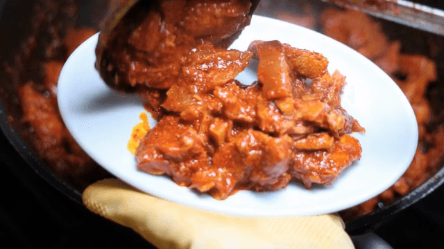 제육볶음이 접시에 담기는 모습