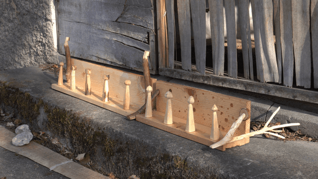 나무 벽 앞에 전시된 목재 선반들