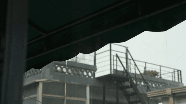 지붕에서 떨어지는 빗물