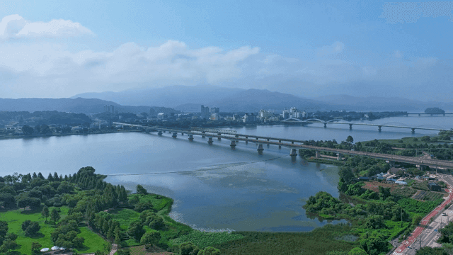 맑은 하늘 아래 다리와 강 경치