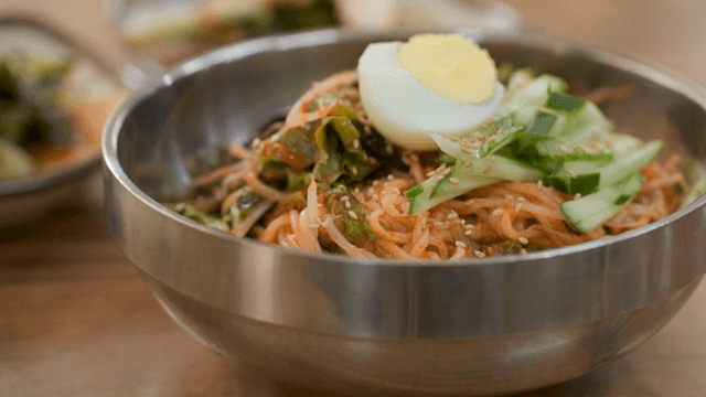 야채가 곁들여진 매콤한 비빔국수