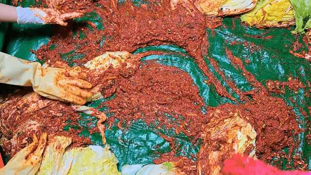 양념과 함께 버무리는 김치