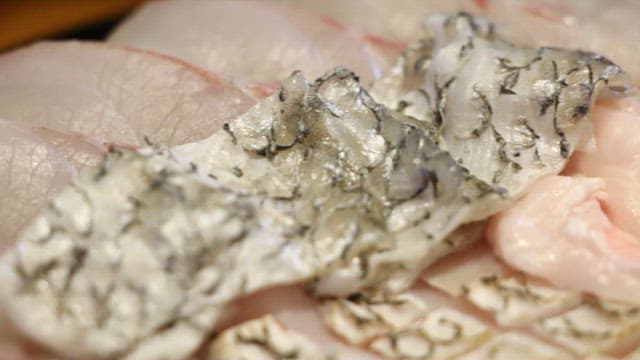 가지런히 플레이팅된 신선한 회 한 입