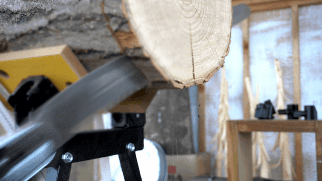 작업장에서 톱으로 나무를 자르는 모습