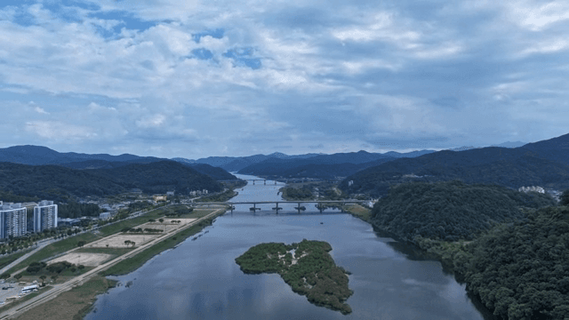 Scenic river flowing through a city