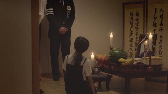 한국의 전통 제사상에 예를 갖추는 가족들