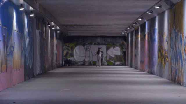 그래피티로 덮인 터널과 두 사람