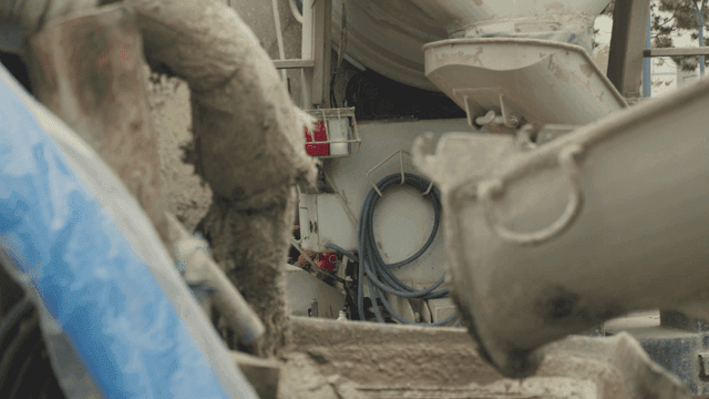 건설 현장의 콘크리트 믹서 트럭