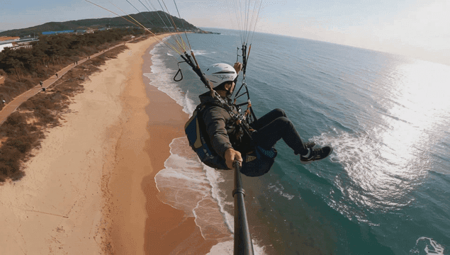 아름다운 해변 위에서 패러글라이딩