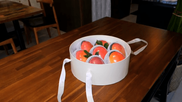 고급 상자에 담긴 신선한 망고